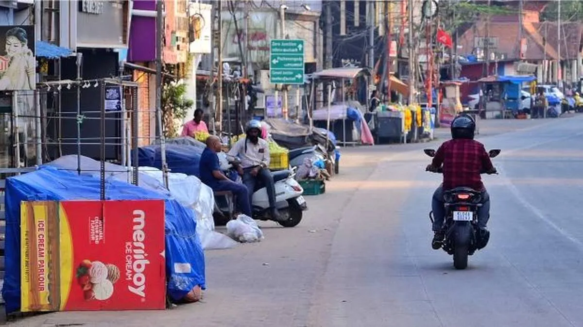 അനധികൃത വഴിയോരക്കച്ചവടം,​  അന്ത്യശാസനവുമായി നഗരസഭ