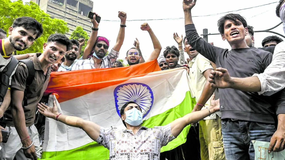 ആർ.എസ്.എസും 
കൈവിട്ടതോടെ രാജി
