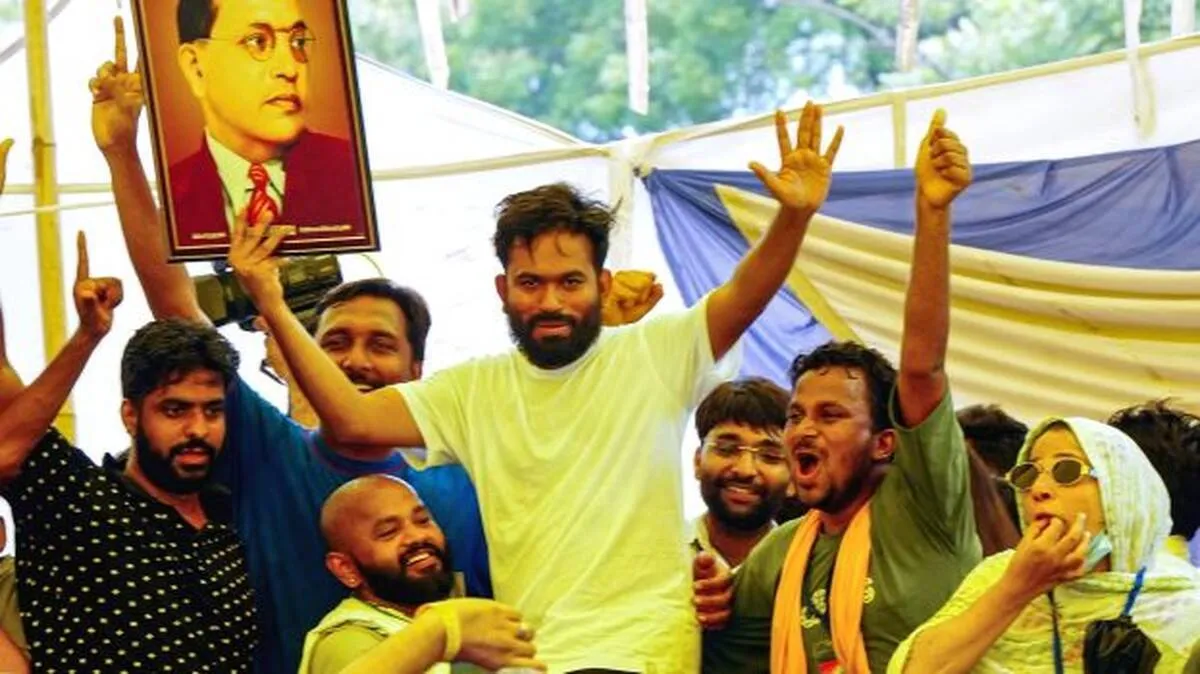 പ്രധാന്റെ രാജിയിലൂടെ   ഒഴിവായത്   പ്രതിസന്ധി; പ്രതിപക്ഷ മുതലെടുപ്പ്  മുന്നിൽക്കണ്ടു,​ ക്രമസമാധാന നിലയും കണക്കിലെടുത്തു