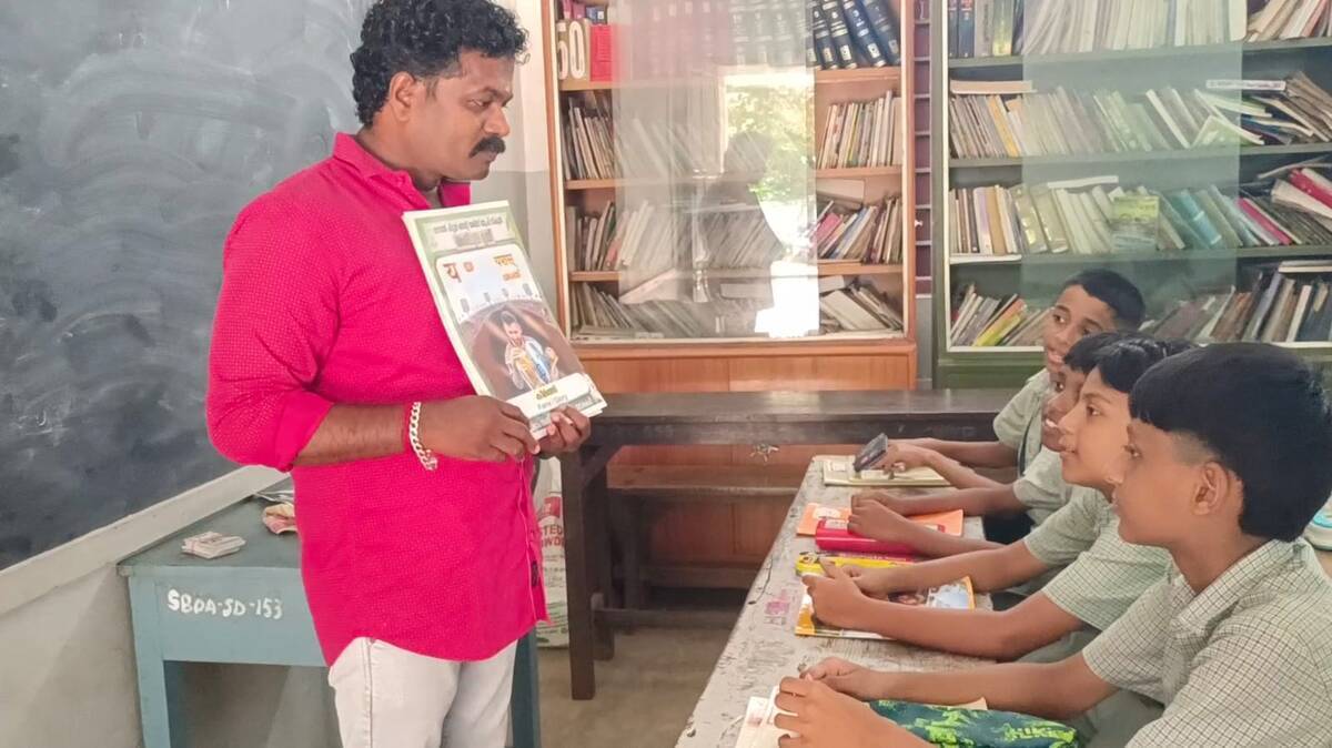 ഫുട്ബാൾ അക്ഷരമാല  മൻ കി ബാത്തിൽ,​   താരമായി അഭിലാഷിന്റെ  'അക്ഷരകന്ദുകം"
