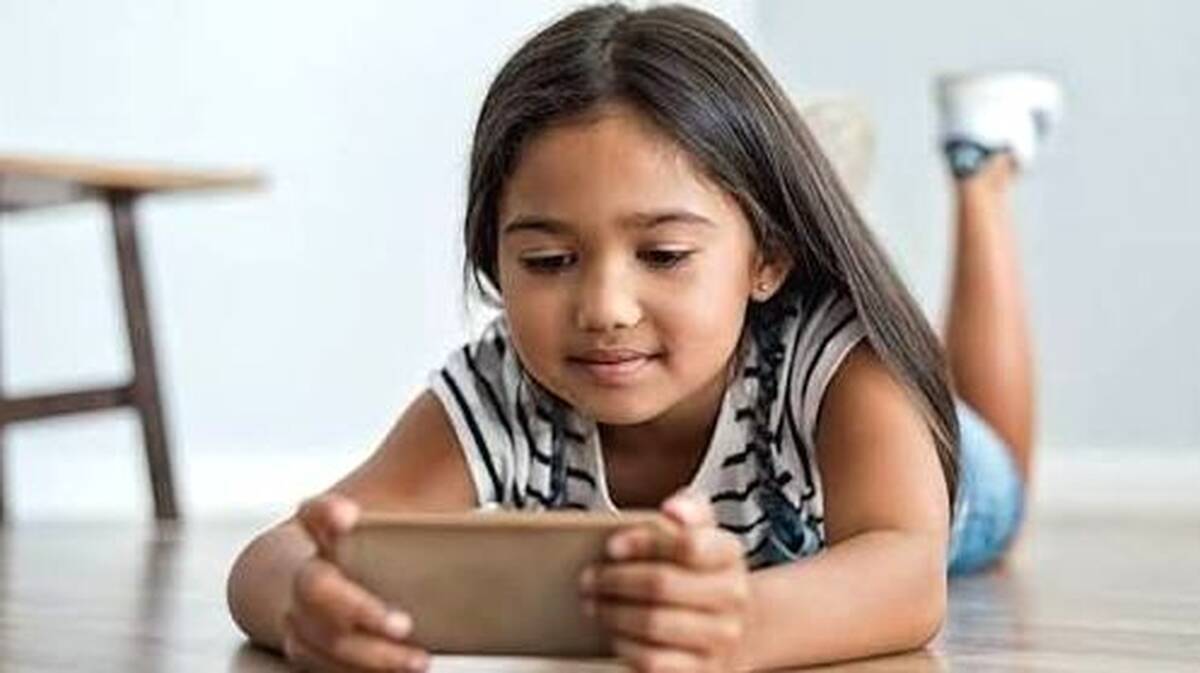 kid-using-phone
