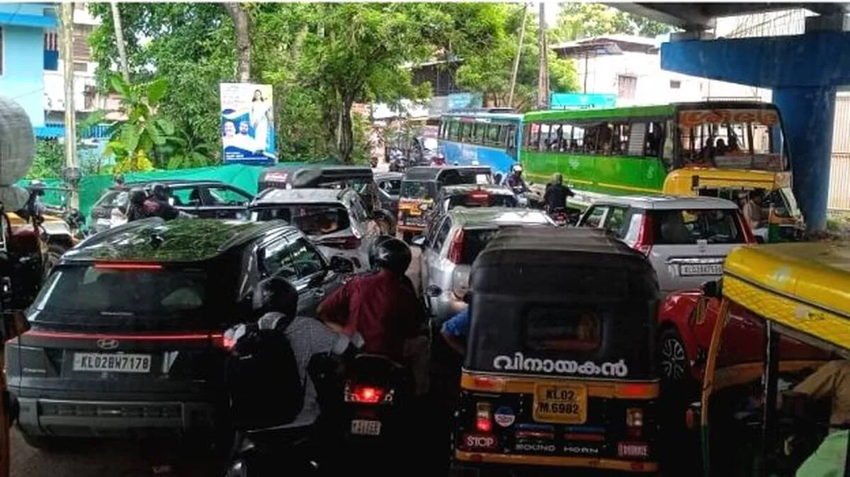 കടവൂർ ബൈപ്പാസിൽ 
കുടുങ്ങി ജനം