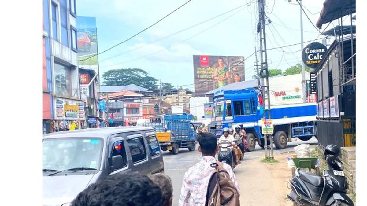 ഗതാഗത പരിഷ്കാരമില്ല...

കുരുക്കി​ൽ നട്ടംതി​രി​ഞ്ഞ്
കൊട്ടാരക്കര ചന്തമുക്ക്