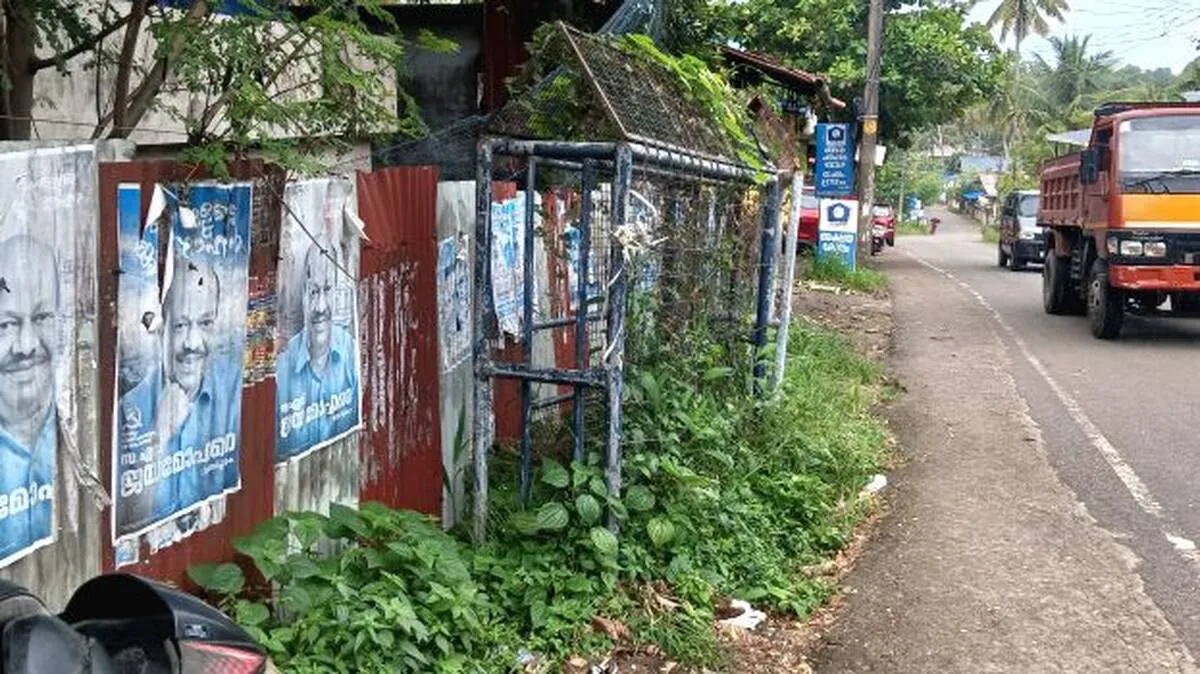 കാഞ്ഞിരംകുഴിയിൽ കാടുമൂടി
പൊലീസ് ബാരിക്കേഡുകൾ
