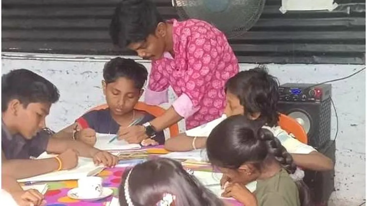 വലതുകൈ അറിയാതെ അനുവിന്റെ 
ചിത്രകലാ പോരാട്ടം