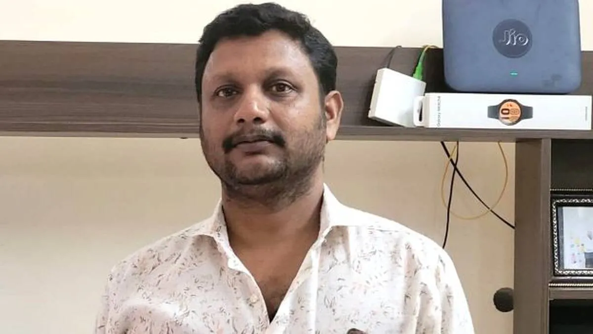 പട്ടാപ്പകൽ, നഗരമദ്ധ്യത്തിൽ യുവാവിനെ അയൽവാസി വെട്ടിക്കൊന്നു