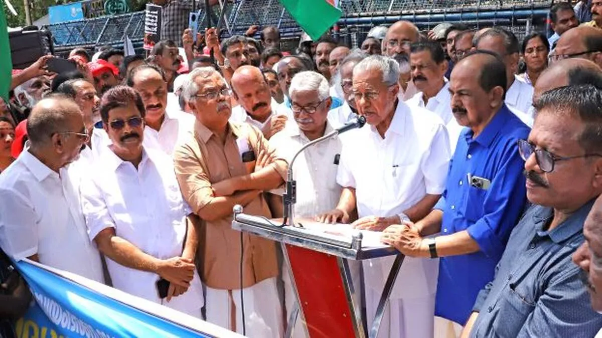 തദ്ദേശഭരണ സ്ഥാപനങ്ങളെ 
കൂച്ചുവിലങ്ങിടുന്നു: പിണറായി 