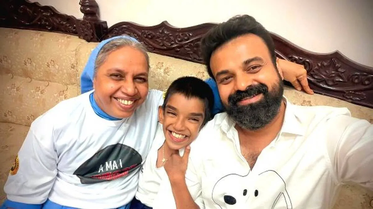 കുഞ്ഞിക്കവിൾ മേഘമേ...