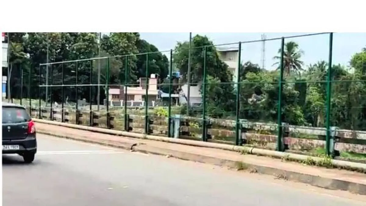 ഇനി ആരും ആറ്റിൽ ചാടേണ്ട: ഏനാത്ത്  പാലത്തിന്റെ വശങ്ങളിൽ 
സംരക്ഷണ വേലി സ്ഥാപിച്ചു