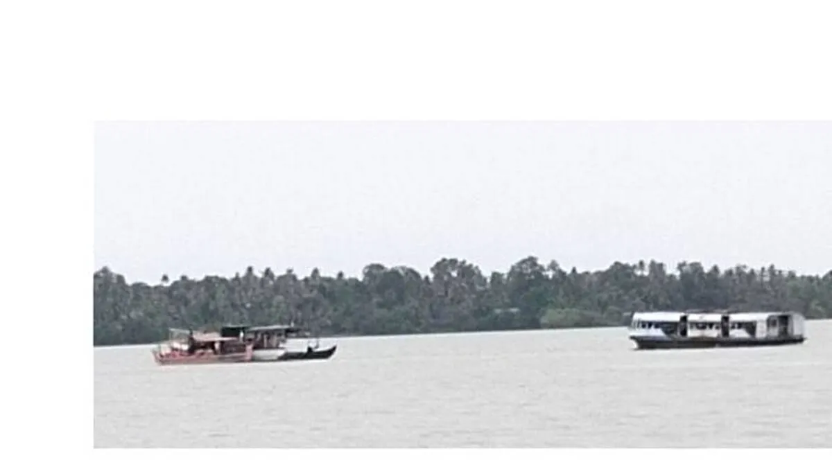 തകരാറിലായ ജങ്കാർ 
കായൽ മദ്ധ്യേ നിന്നു