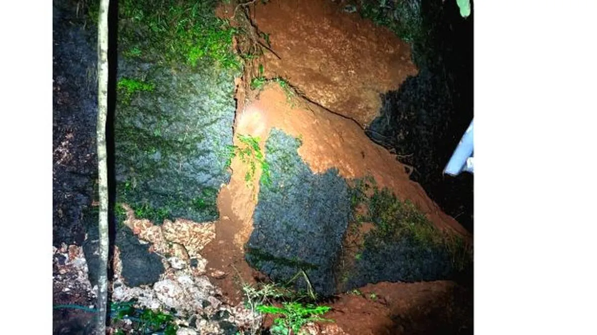 മഴയിൽ 
കുന്നിടിഞ്ഞു