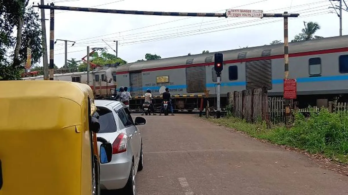 റെയിൽവേ കുരുക്കി​ന്  പരി​ഹാരം പുതി​യ റോഡ്