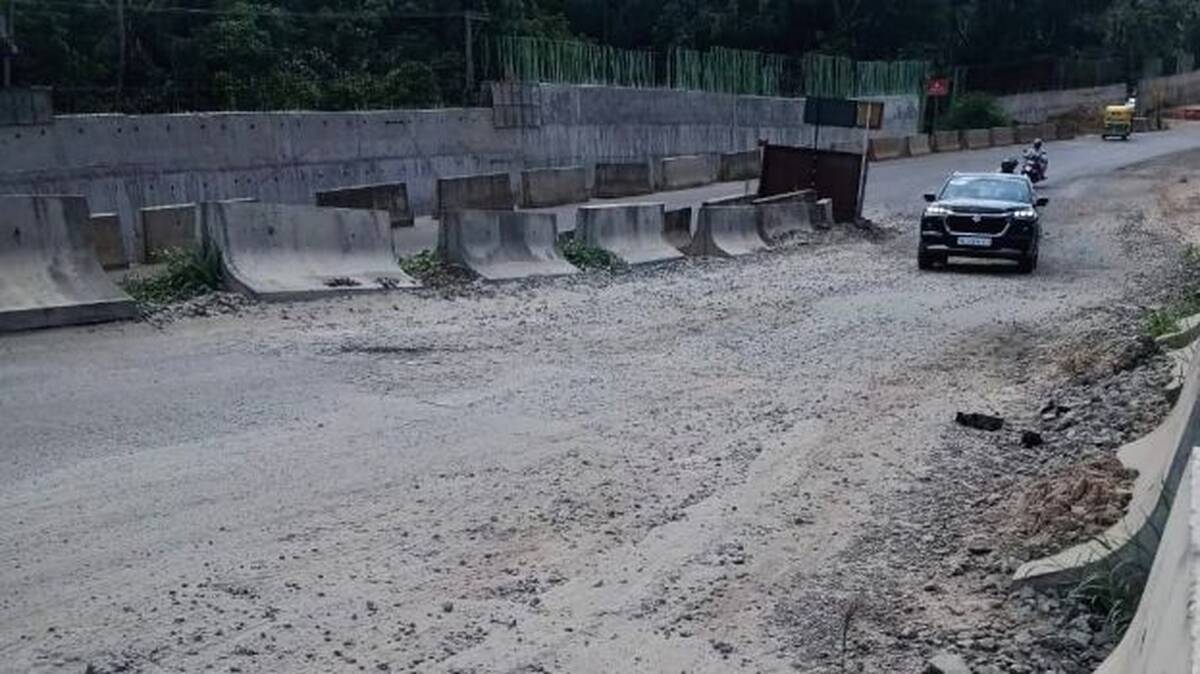 road-thakarnna-nilayil