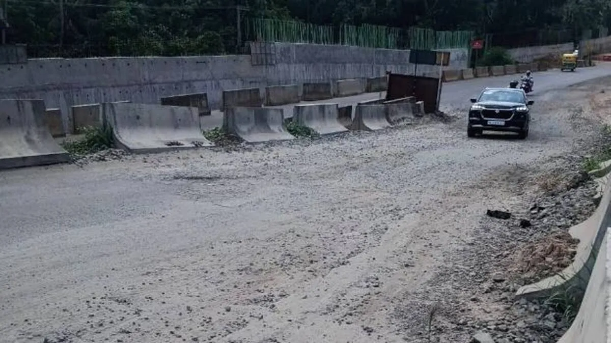 road-thakarnna-nilayil