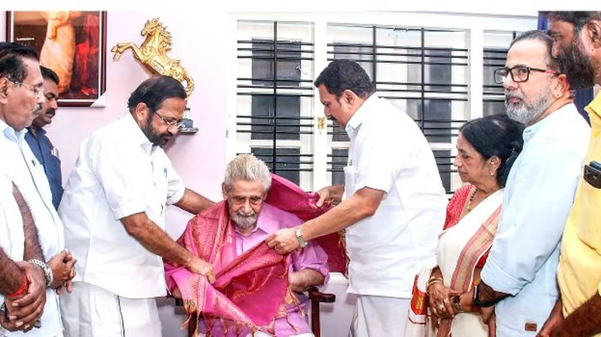 മധുവിനു കെ.പി.സി.സിയുടെ ആദരം
താൻ മധുവിന്റെ ആരാധകൻ: 
മന്ത്രി കെ.മുരളീധരൻ 
സദ്ഗുണനാവാതിരിക്കാൻ ശ്രദ്ധിച്ചെന്ന് താരം
