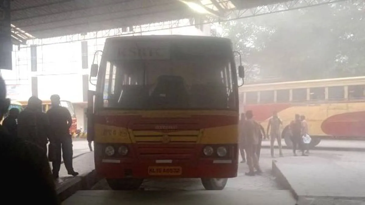 നിറുത്തിയിട്ടിരുന്ന സൂപ്പർഫാസ്റ്റ് ബസിൽ  തീപിടിത്തം