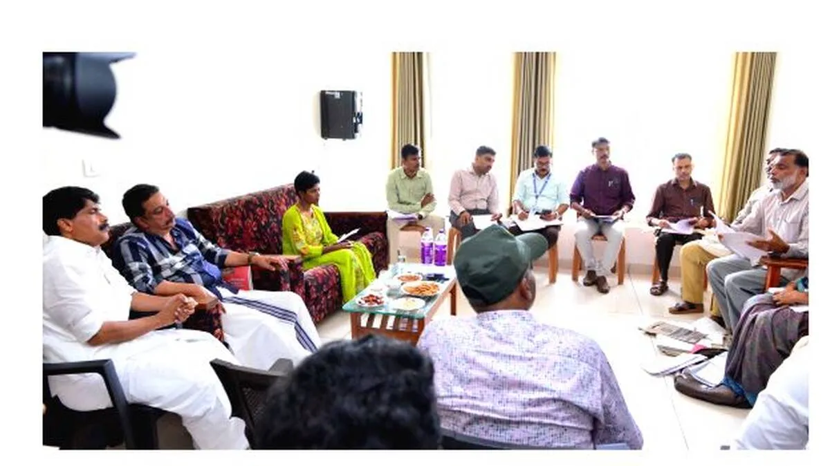 കാഞ്ഞിരത്തിനാൽ ഭൂമി പ്രശ്നം 


നിയമപരമായ പരിഹാരത്തിന് റിട്ട. ജഡ്ജിയെ
നിയോഗിക്കും: മന്ത്രി ഷിബു ബേബി ജോൺ 