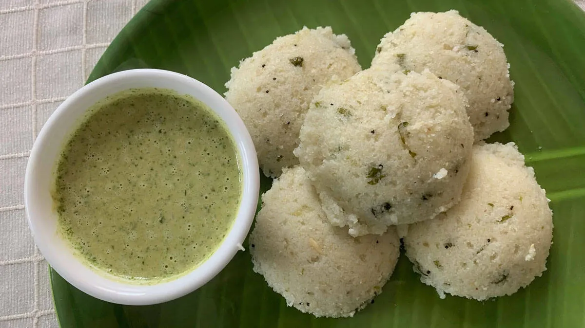 അരി അരച്ച് പുളിപ്പിക്കില്ല; വെള്ളരി ചേർത്ത കർണാടക സ്റ്റൈൽ സൗത്തേക്കായ്  ഇഡ്ഡലി ഉണ്ടാക്കിയാലോ