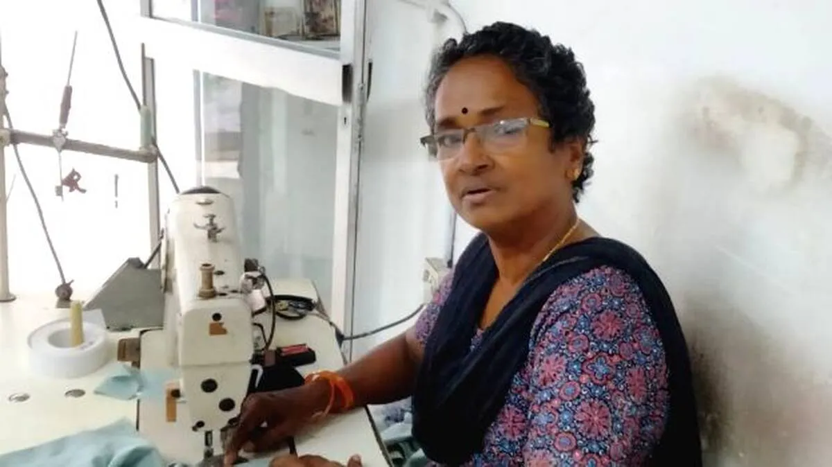 ഇന്ന് സാക്ഷരതാ ദിനം 
എട്ടിൽ പഠനം മുടങ്ങിയ ഷേർലി
കാത്തിരിക്കുന്നു, ബിരുദ ഫലം!