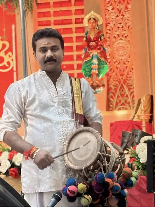ക്ഷേത്രങ്ങളുടെ ചെറുരൂപങ്ങൾ
അദ്ഭുതമായി അനിൽകുമാർ