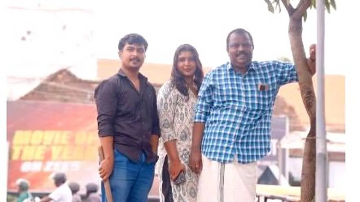 നഗര വീഥികളിൽ 
തണലൊരുക്കി അനിൽരാജ്